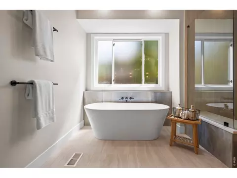 Bath - 5302 Pinehurst Dr, Boulder, CO 80301 photo 4 of 9