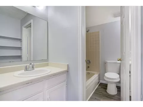 Bath - 16001 E Alaska Pl #1, Aurora, CO 80017 photo 2 of 2