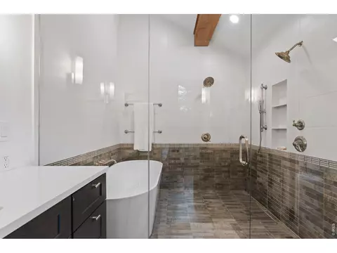 Bath - 93 Hawk Ln, Boulder, CO 80304 photo 2 of 4