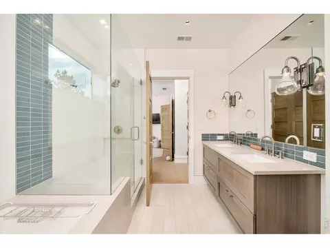 Bath - 2158 Tamarack Ave, Boulder, CO 80304 photo 3 of 5
