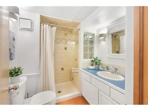 Bath - 121 Leonards Rd, Boulder, CO 80302 photo 4 of 4