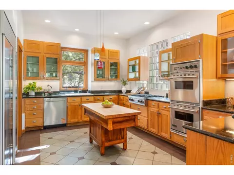 Kitchen - 121 Leonards Rd, Boulder, CO 80302 photo 1 of 2