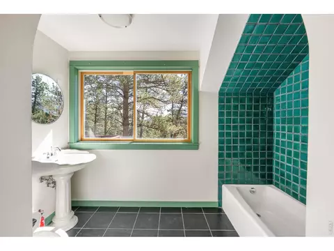 Bath - 121 Leonards Rd, Boulder, CO 80302 photo 3 of 4