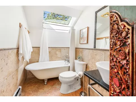 Bath - 121 Leonards Rd, Boulder, CO 80302 photo 2 of 4