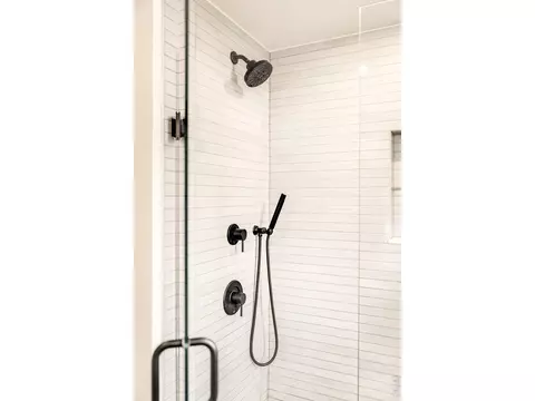 Bath - 2116 Pearl St #C, Boulder, CO 80302 photo 3 of 6