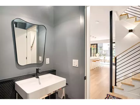 Bath - 2116 Pearl St #C, Boulder, CO 80302 photo 1 of 6
