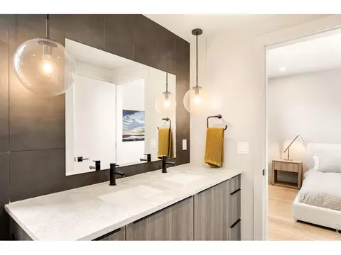 Bath - 2116 Pearl St #C, Boulder, CO 80302 photo 4 of 6