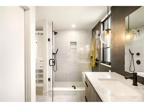 Bath - 2116 Pearl St #C, Boulder, CO 80302 photo 2 of 6