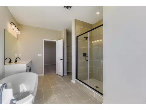 Bath - 394 Rustic Barn Ln, Berthoud, CO 80513 photo 2 of 5