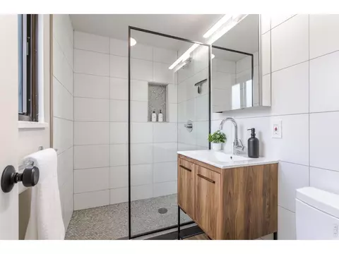 Bath - 790 Morgan Dr, Boulder, CO 80303 photo 1 of 4