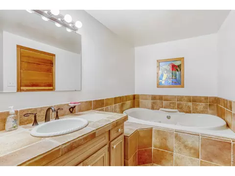 Bath - 1164 Peakview Cir, Boulder, CO 80302 photo 2 of 4