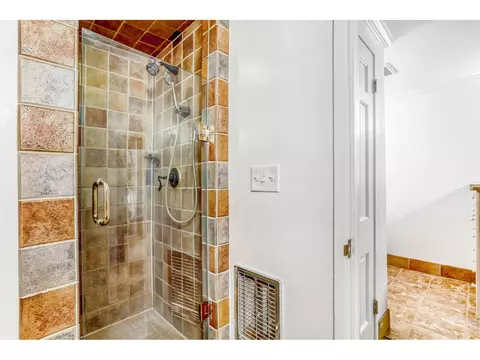 Bath - 1164 Peakview Cir, Boulder, CO 80302 photo 1 of 4