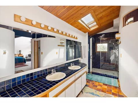 Bath - 135 Poorman Rd, Boulder, CO 80302 photo 3 of 7