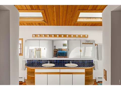Bath - 135 Poorman Rd, Boulder, CO 80302 photo 2 of 7