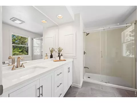 Bath - 4398 Carter Trl, Boulder, CO 80301 photo 1 of 4