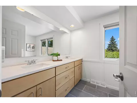 Bath - 4398 Carter Trl, Boulder, CO 80301 photo 2 of 4
