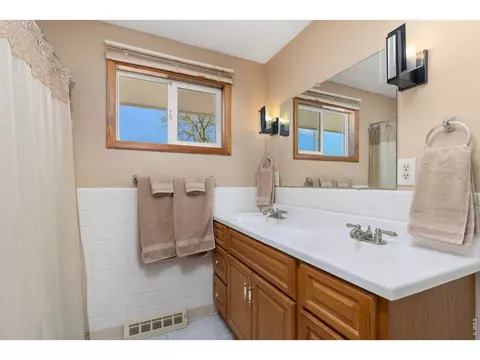 Bath - 218 Bothun Rd, Berthoud, CO 80513 photo 1 of 2