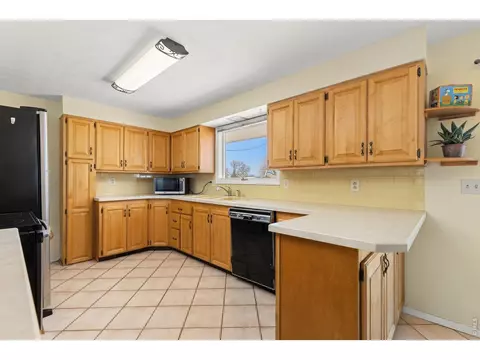Kitchen - 218 Bothun Rd, Berthoud, CO 80513 photo 2 of 4