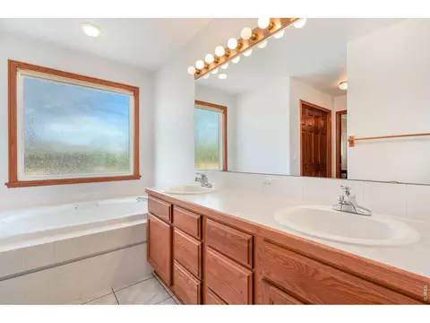 Bath - 2177 Burbank St, Berthoud, CO 80513 photo 2 of 4