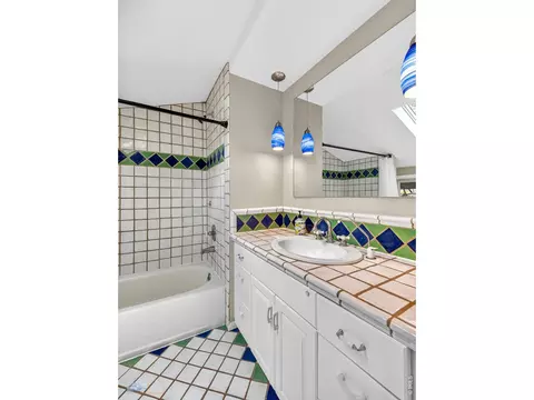 Bath - 315 Evergreen Ave, Boulder, CO 80304 photo 2 of 4