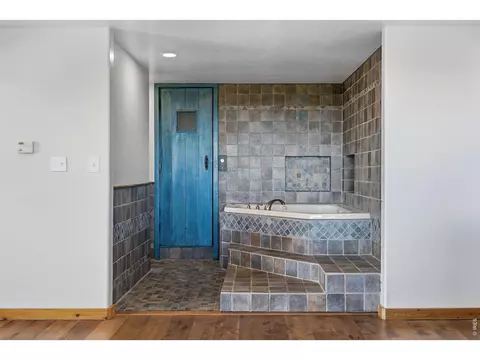 Bath - 393 Dixon Rd, Boulder, CO 80302 photo 4 of 5
