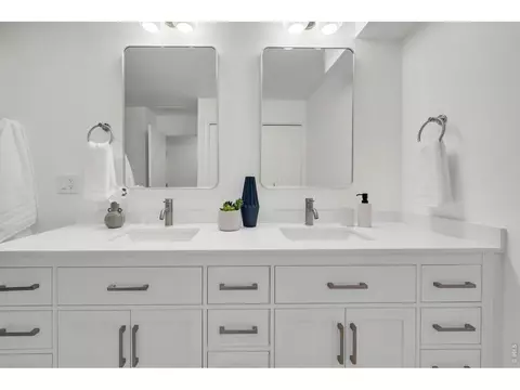 Bath - 3545 Clover Cir, Boulder, CO 80304 photo 2 of 4