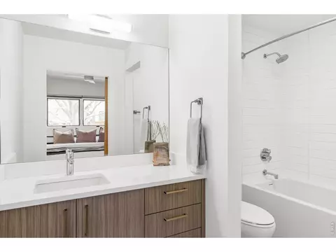 Bath - 1305 Oak Ct, Boulder, CO 80304 photo 1 of 2