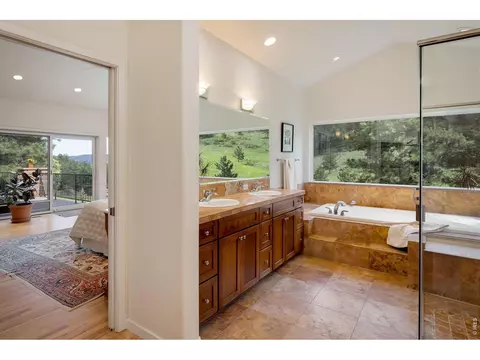 Bath - 95 Rowell Dr, Lyons, CO 80540 photo 2 of 5
