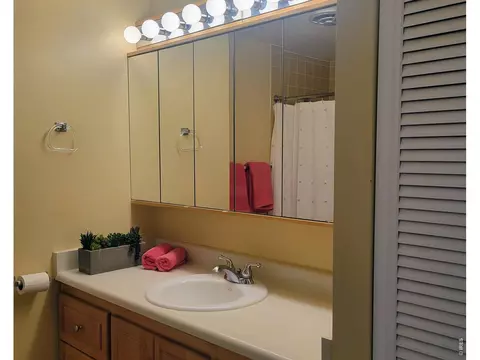 Bath - 1850 Folsom St #201, Boulder, CO 80302 photo 1 of 1