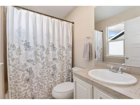 Bath - 2084 Bayfront Dr, Windsor, CO 80550 photo 3 of 4