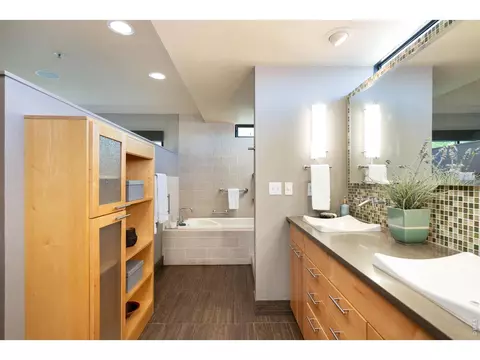 Bath - 812 Walnut St #F, Boulder, CO 80302 photo 2 of 6
