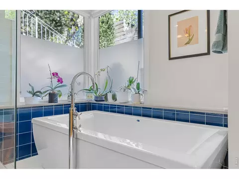 Bath - 3123 3rd St, Boulder, CO 80304 photo 4 of 5