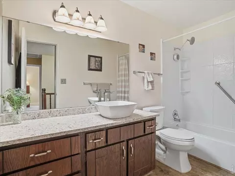 Bath - 370 10th St, Windsor, CO 80550 photo 2 of 3