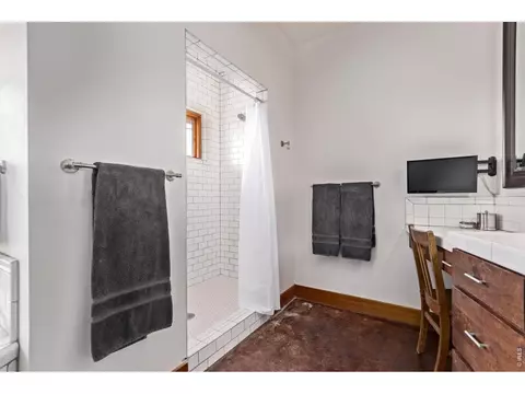 Bath - 399 Northview Rd, Berthoud, CO 80513 photo 2 of 5