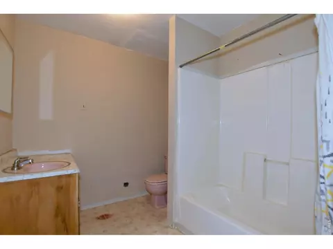 Bath - 913 4th St, Greeley, CO 80631 photo 3 of 3