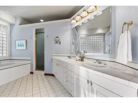 Bath - 4575 Robinson Pl, Boulder, CO 80301 photo 1 of 5