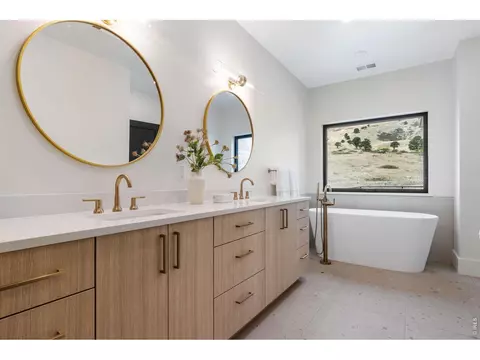 Bath - 5354 2nd St, Boulder, CO 80304 photo 2 of 4