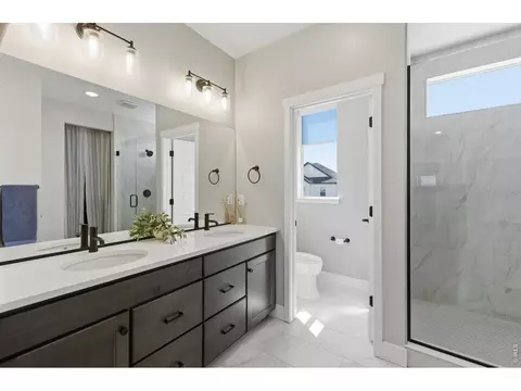 Bath - 10329 E 62nd Ave, Denver, CO 80238 photo 2 of 5