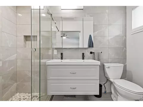 Bath - 2910 19th St, Boulder, CO 80304 photo 2 of 3