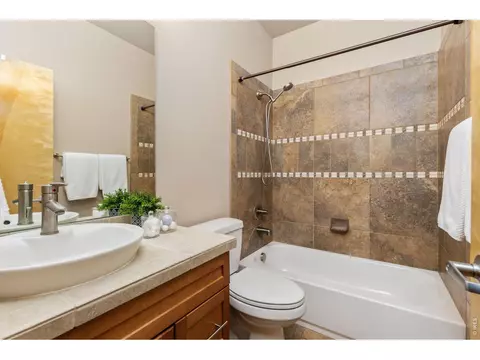 Bath - 4194 Longview Ln, Boulder, CO 80301 photo 3 of 4