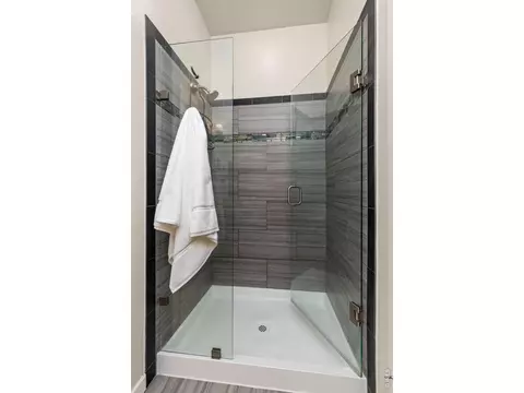 Bath - 4194 Longview Ln, Boulder, CO 80301 photo 2 of 4
