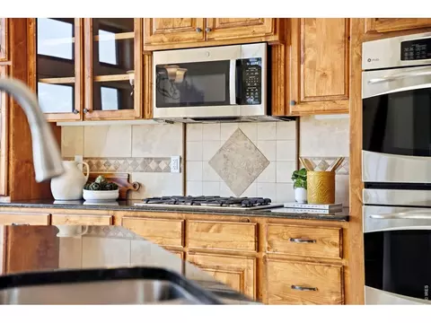 Kitchen - 2153 Mountain River Rd, Berthoud, CO 80513 photo 4 of 5