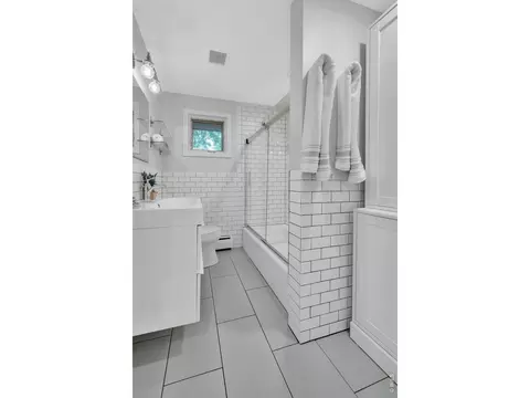 Bath - 1060 35th St, Boulder, CO 80303 photo 2 of 3