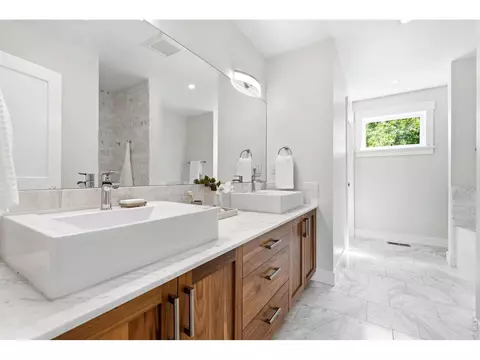 Bath - 2056 Walnut St #B, Boulder, CO 80302 photo 3 of 6