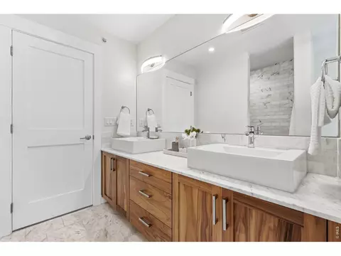 Bath - 2056 Walnut St #B, Boulder, CO 80302 photo 2 of 6