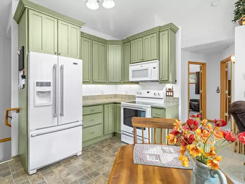 Kitchen - 1002 Streamside Dr, Glen Haven, CO 80532 photo 3 of 7