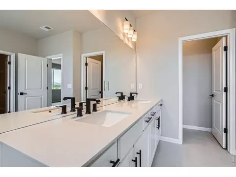 Bath - 364 Rustic Barn Ln, Berthoud, CO 80513 photo 5 of 9
