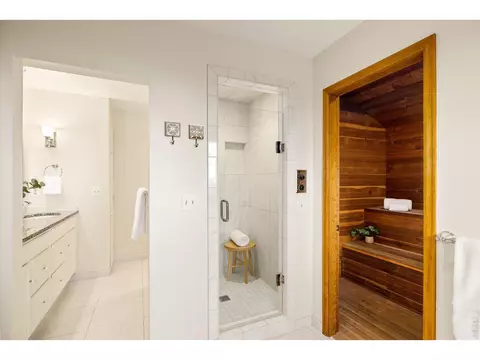 Bath - 124 Deer Trail Cir, Boulder, CO 80302 photo 2 of 4