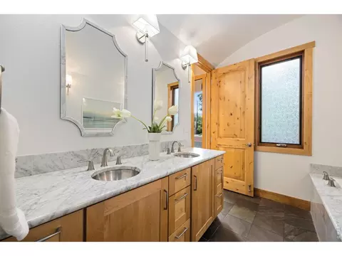 Bath - 2034 Pearl St #200, Boulder, CO 80302 photo 3 of 6