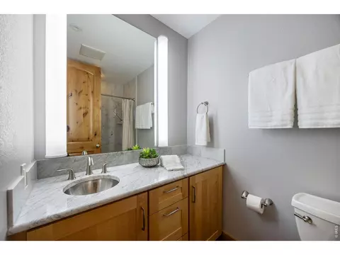 Bath - 2034 Pearl St #200, Boulder, CO 80302 photo 5 of 6